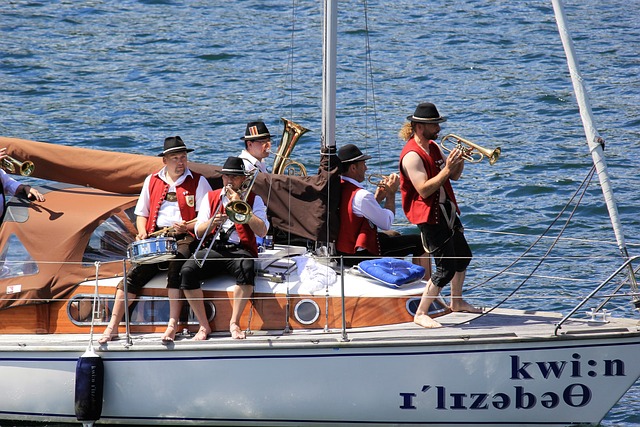 决不仅需要 决不仅需要